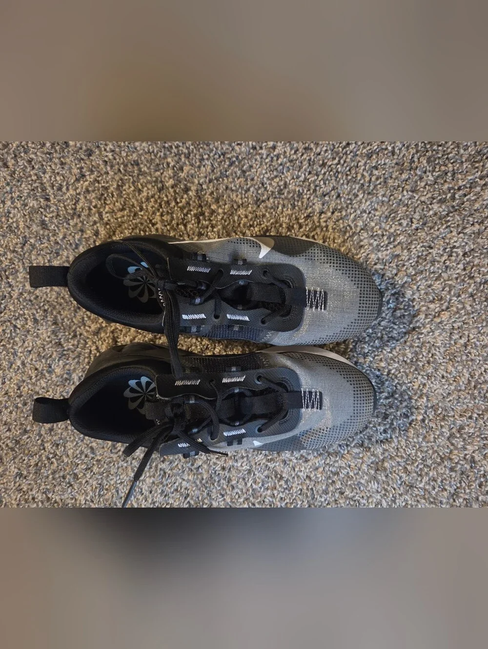 Nike Air Max Black & White Runner - Visible Swoosh. Size 7 Youth.